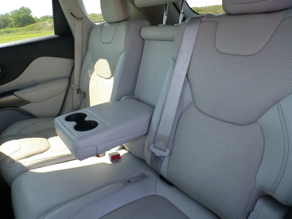 Used 2019 Velvet Red Pearlcoat Jeep Overland image 11
