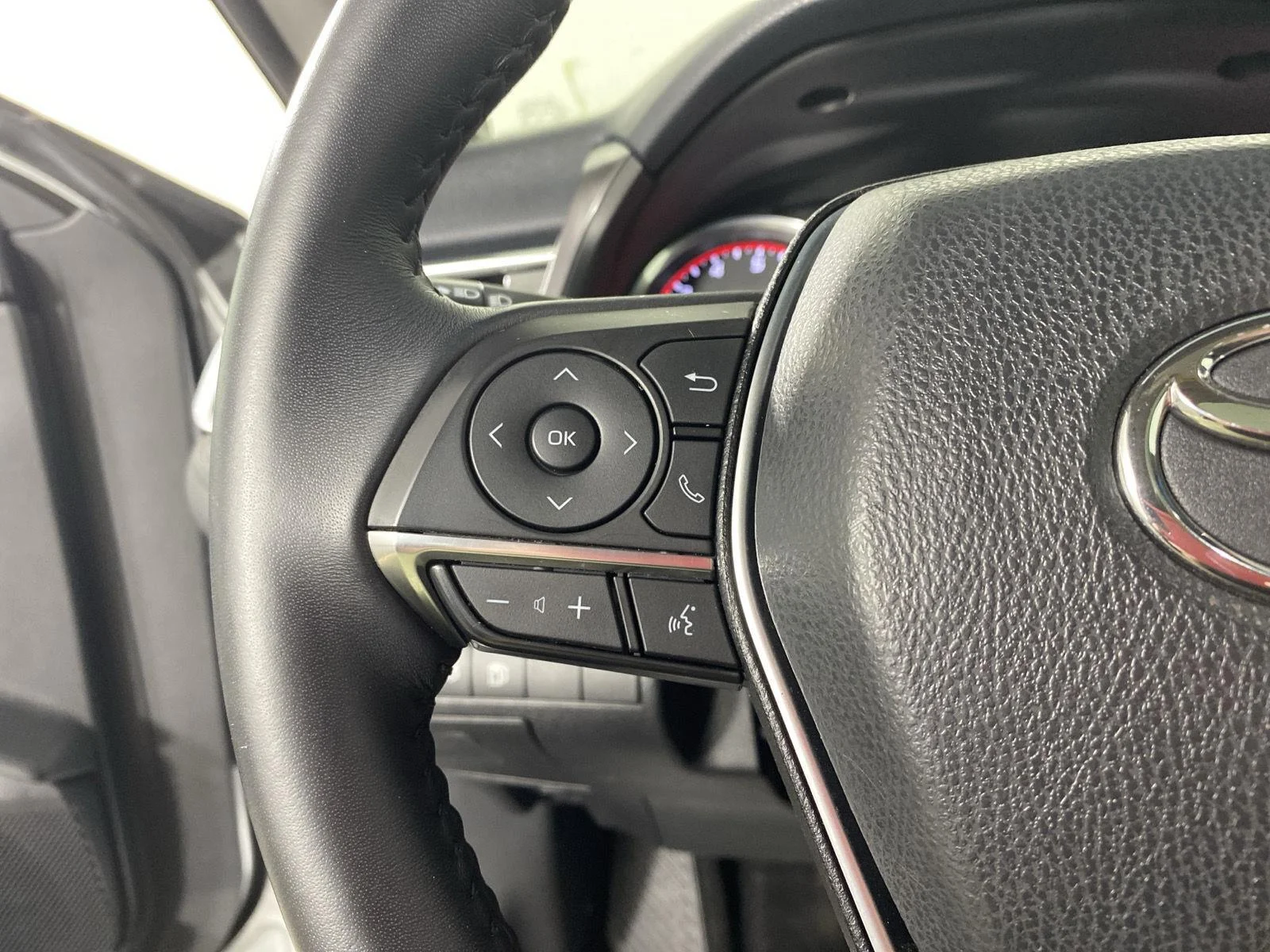 Used 2018 Celestial Silver Metallic Toyota XSE V6 image 20