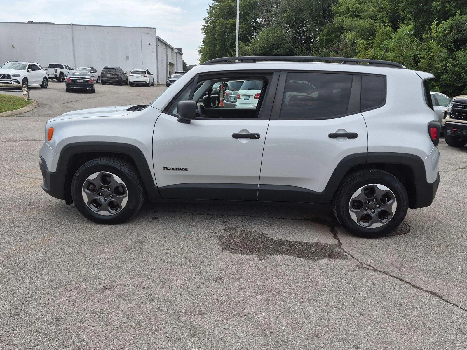 Used 2018 Glacier Metallic Jeep Sport image 2