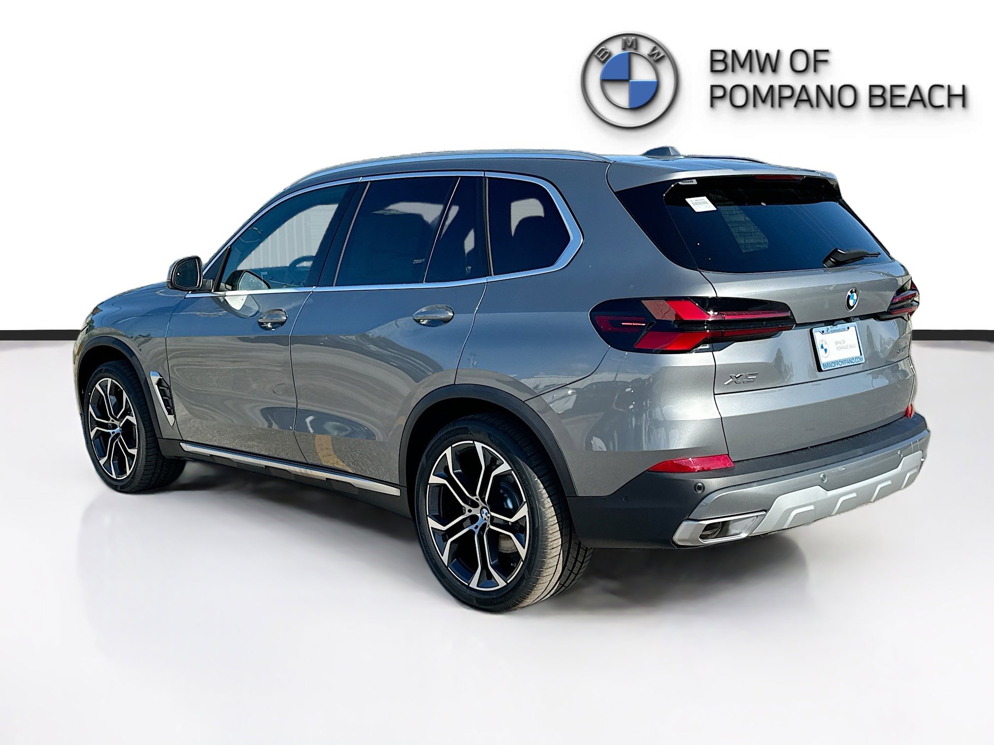 New 2026 Skyscraper Grey Metallic BMW sDrive40i image 4