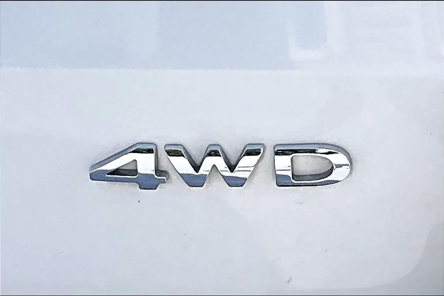 Used 2018 Diamond White Ford SES image 10