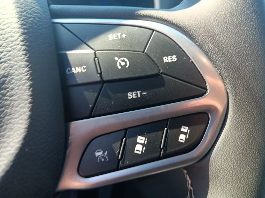 Used 2025 Bright White Clearcoat Chrysler Select image 17