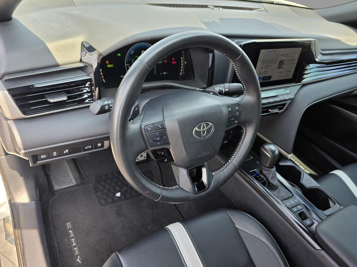 Used 2025 Ice Cap Toyota SE image 11