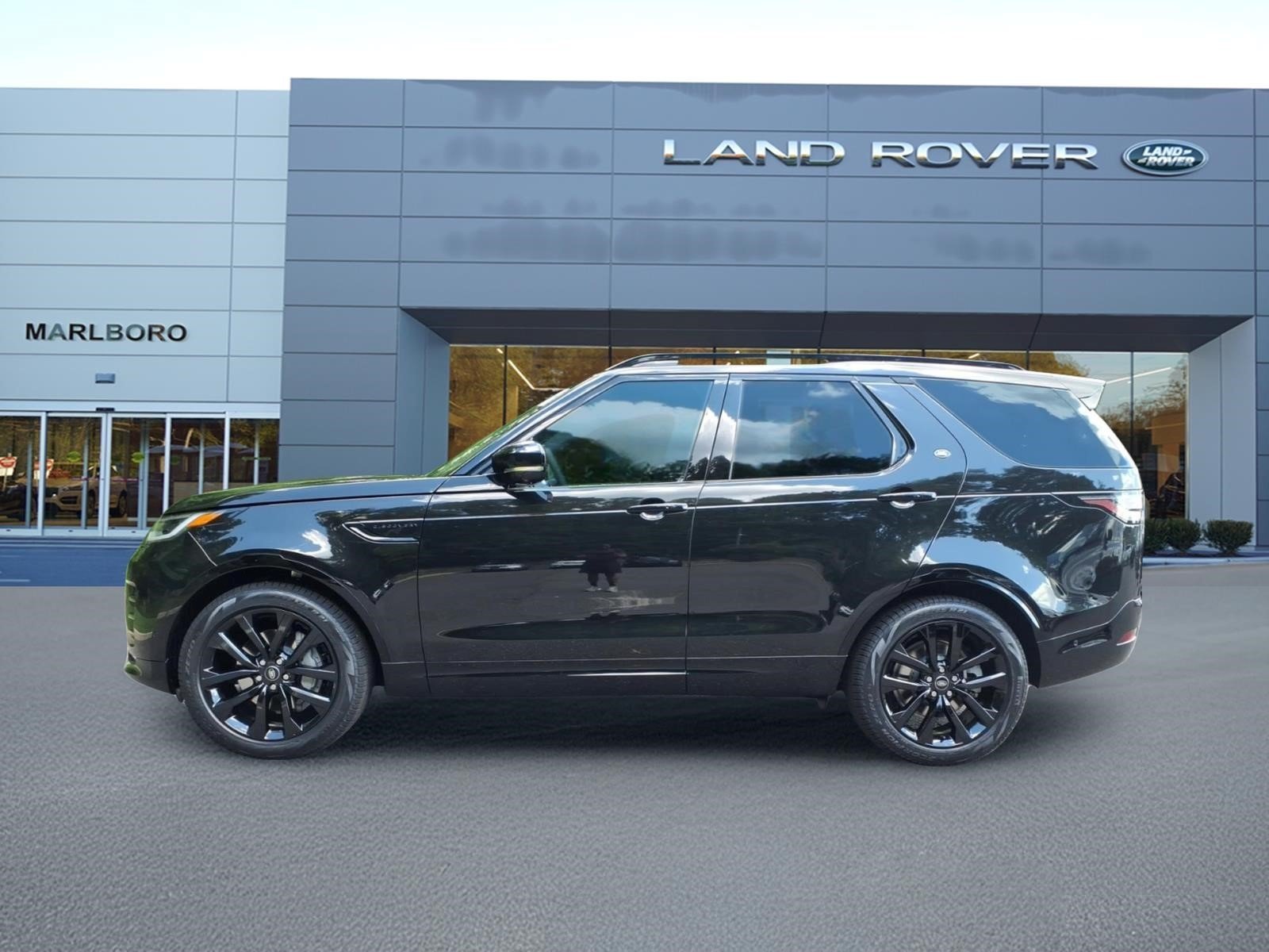 New 2026 Santorini Black Land Rover Dynamic SE image 6