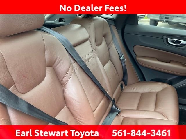 Used 2019 White Volvo T5 Momentum image 34
