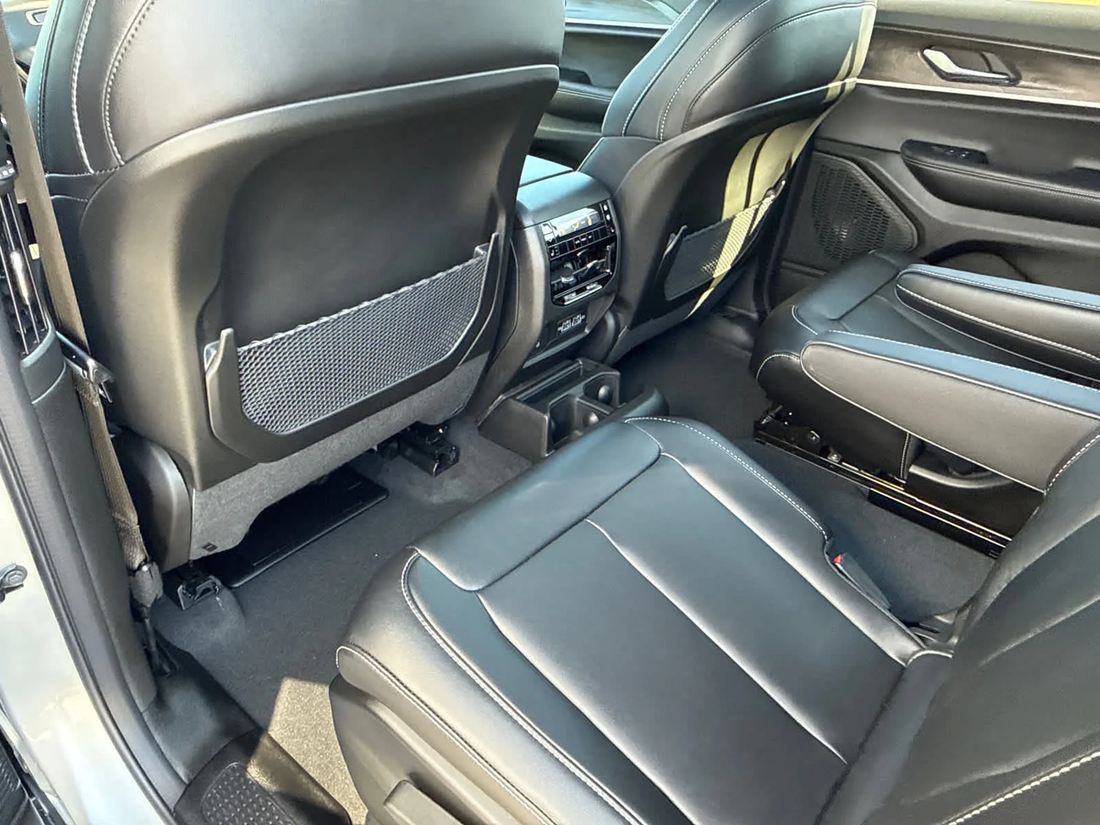 New 2025 Silver Zynith Exterior Paint Jeep Limited image 22