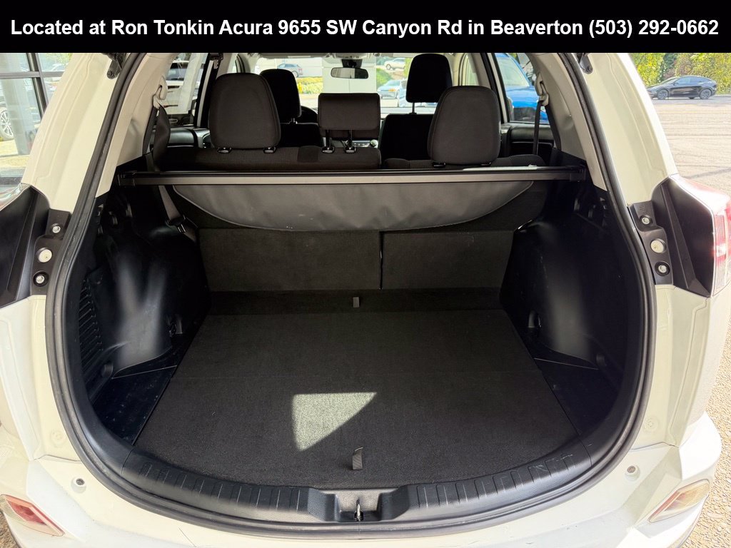 Used 2018 Super White Toyota XLE image 10