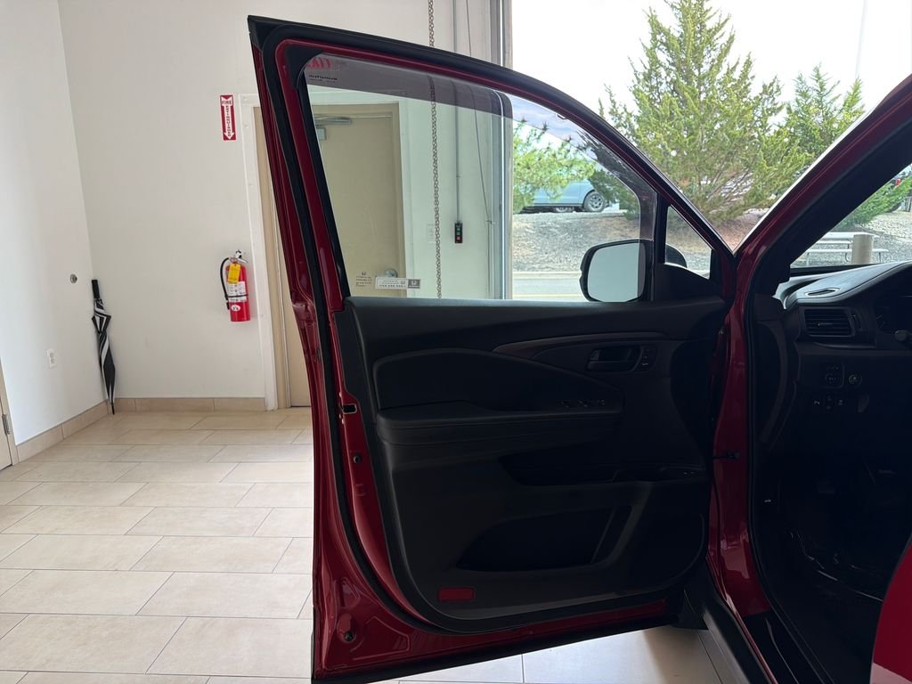 Used 2023  Honda EX-L image 10