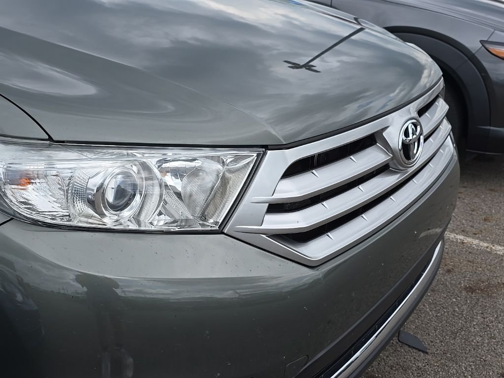 Used 2013 Green Toyota Base Plus V6 image 13