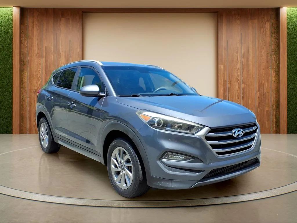 Used 2017 Gray Hyundai SE image 1