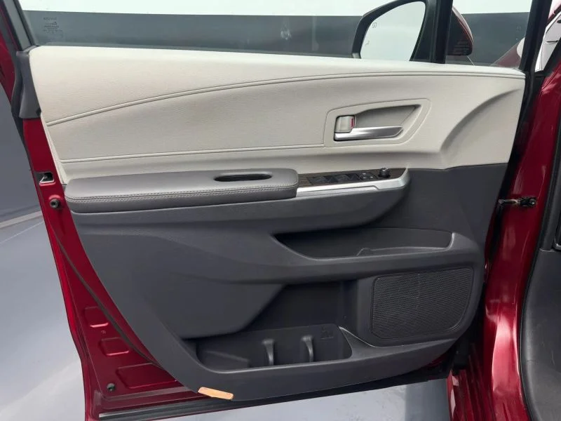 Used 2023  Toyota XLE Minivan 4D image 9