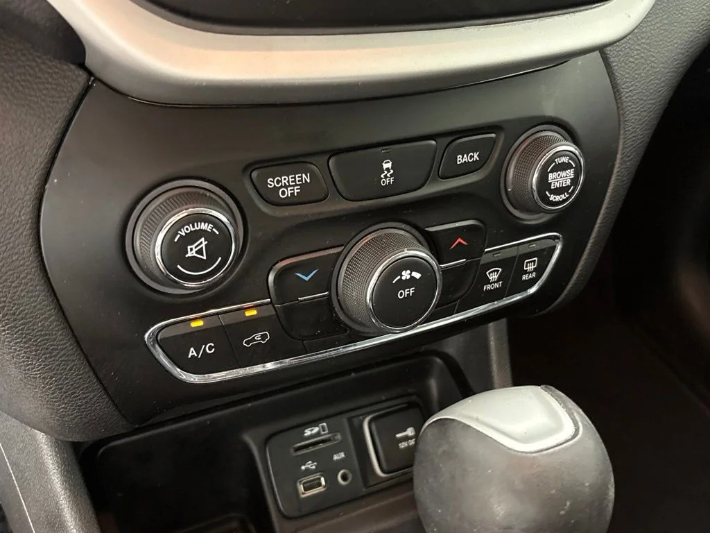 Used 2018 Blue Jeep Latitude Plus image 31