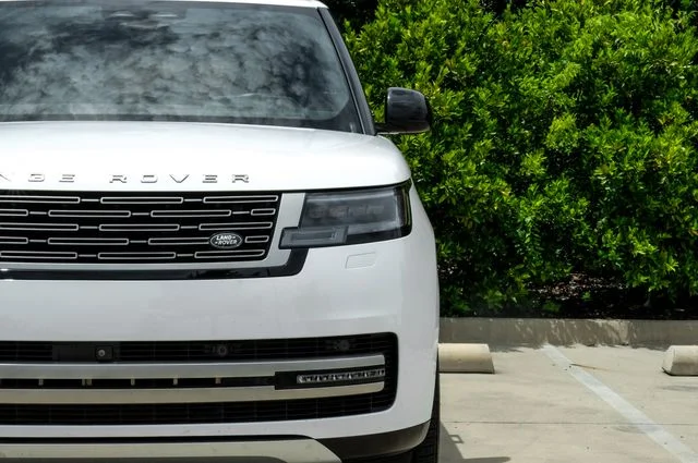 Used 2024 White Land Rover SE image 58