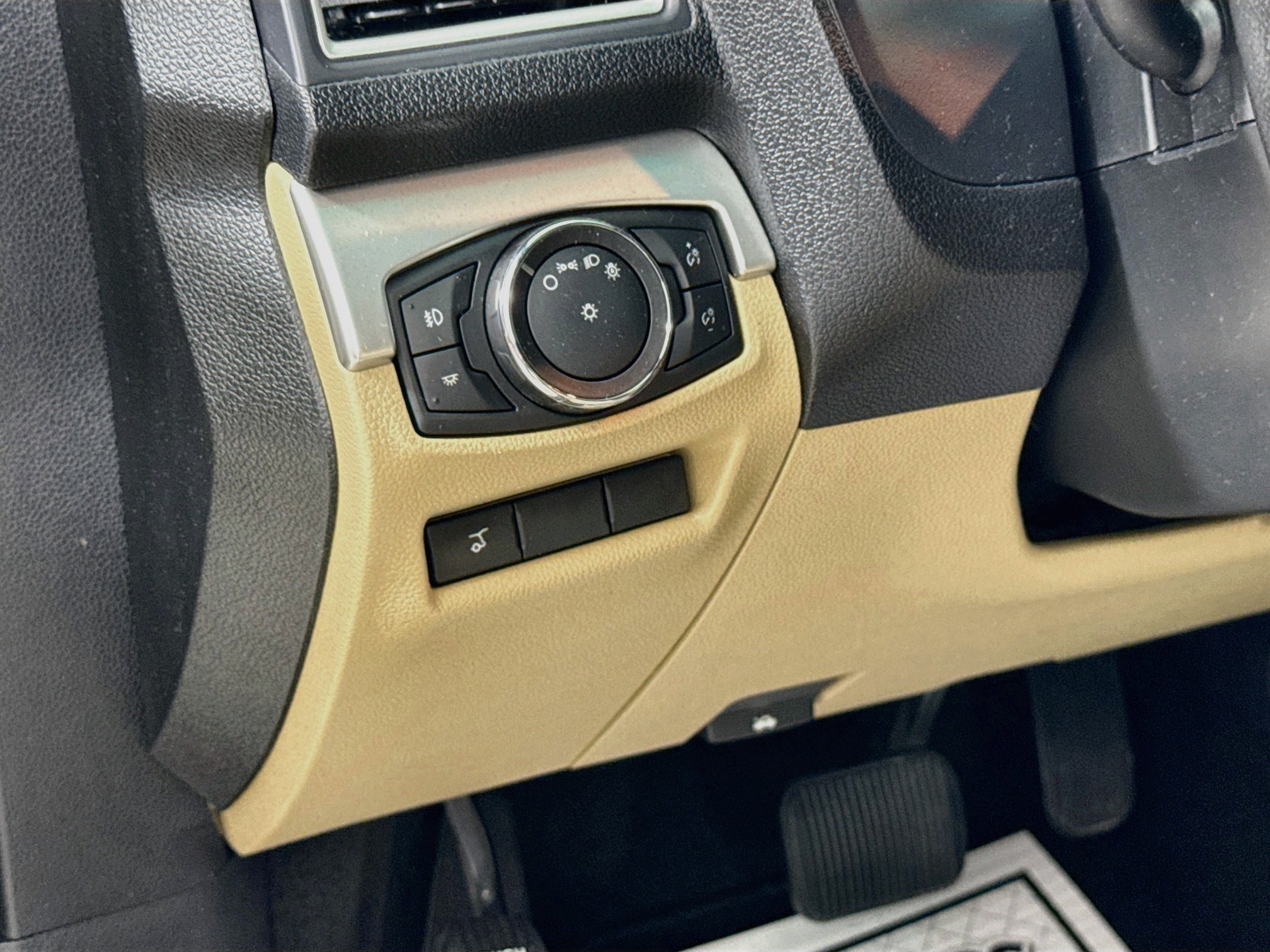 Used 2016 White Platinum Metallic Tri-Coat Ford XLT image 14