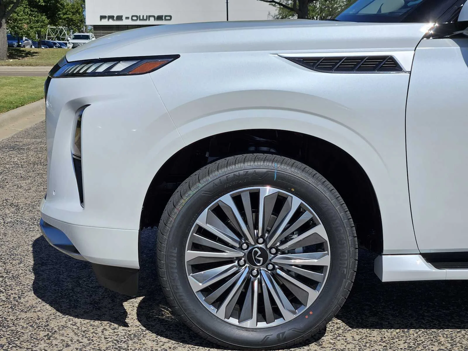 New 2027 RADIANT WHITE INFINITI Luxe 4WD image 5