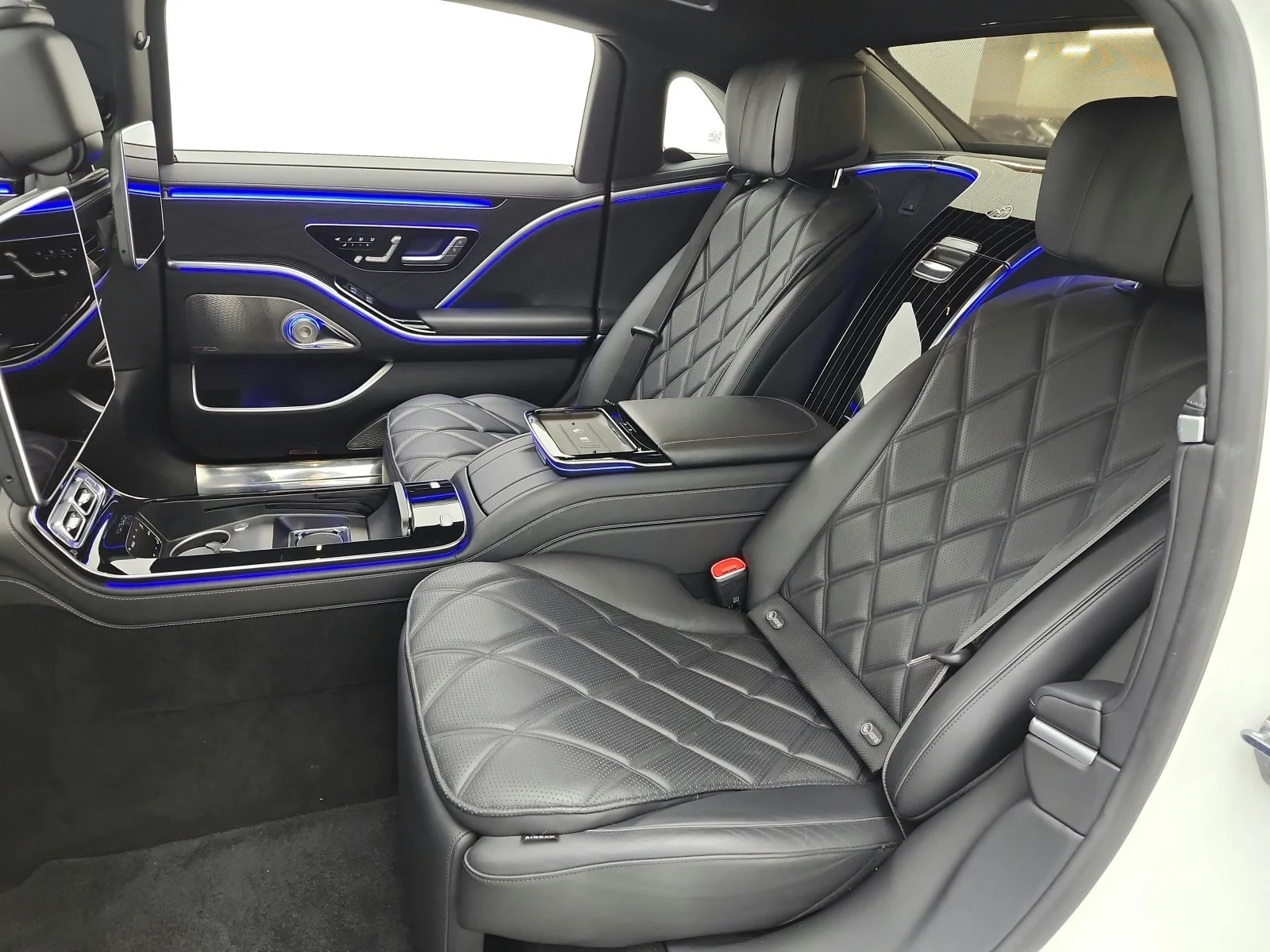 Certified Used 2022 MANUFAKTUR Diamond White Mercedes-Benz Maybach S 580 4MATIC® Sedan image 13