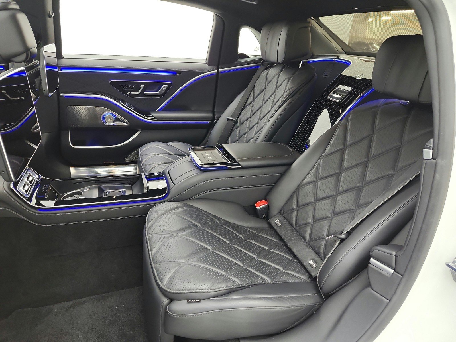 Certified Used 2022 MANUFAKTUR Diamond White Mercedes-Benz Maybach S 580 4MATIC® Sedan image 13