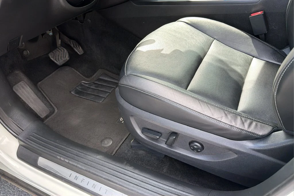 Used 2023 White INFINITI LUXE image 17