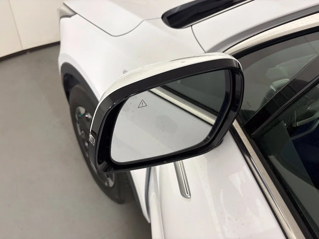 Used 2024 White Kia S image 12