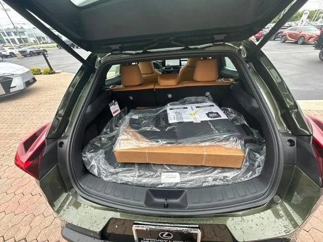New 2026 Nori Green Pearl Lexus 300h Premium image 38