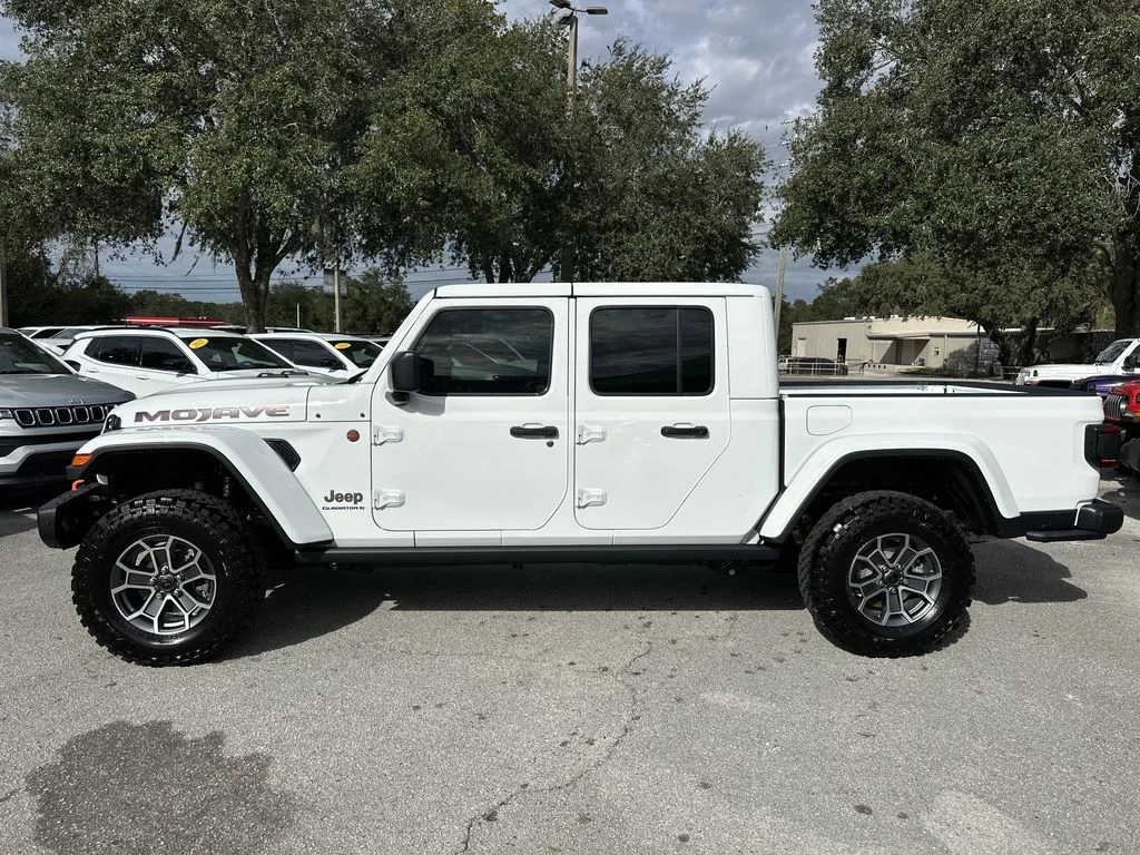 New 2026 Bright White Clear-Coat Exterior Paint Jeep Mojave X image 6