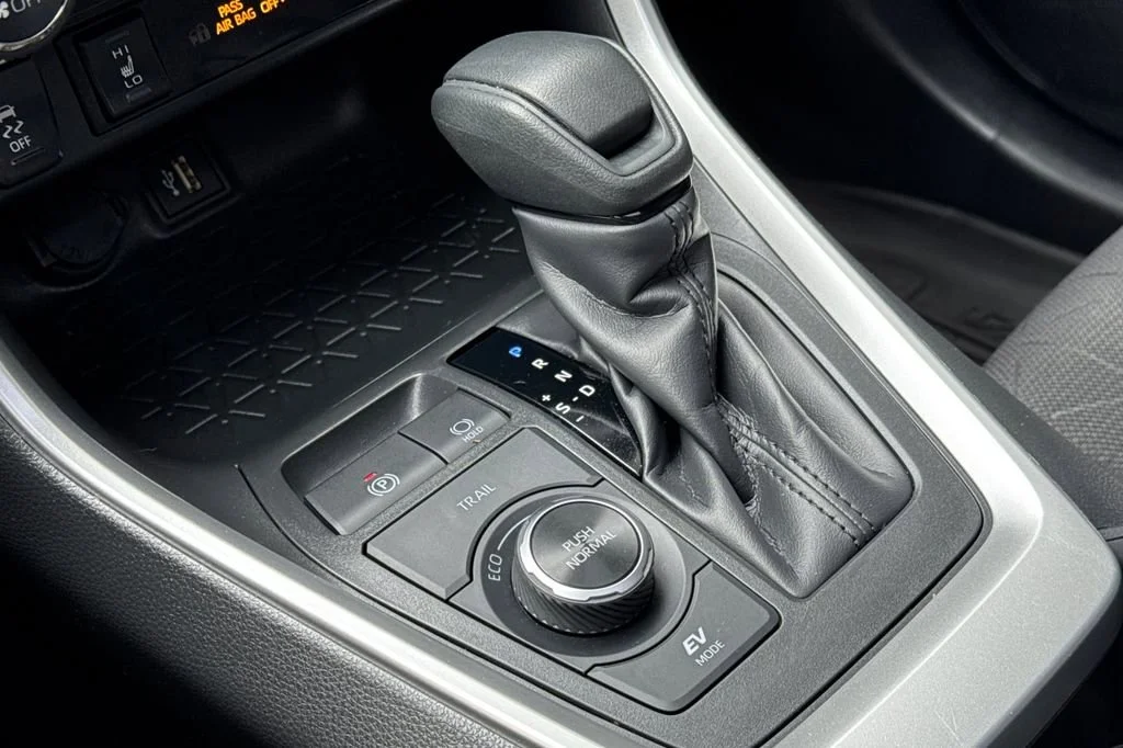 2025 Toyota RAV4 XLE - Photo 21