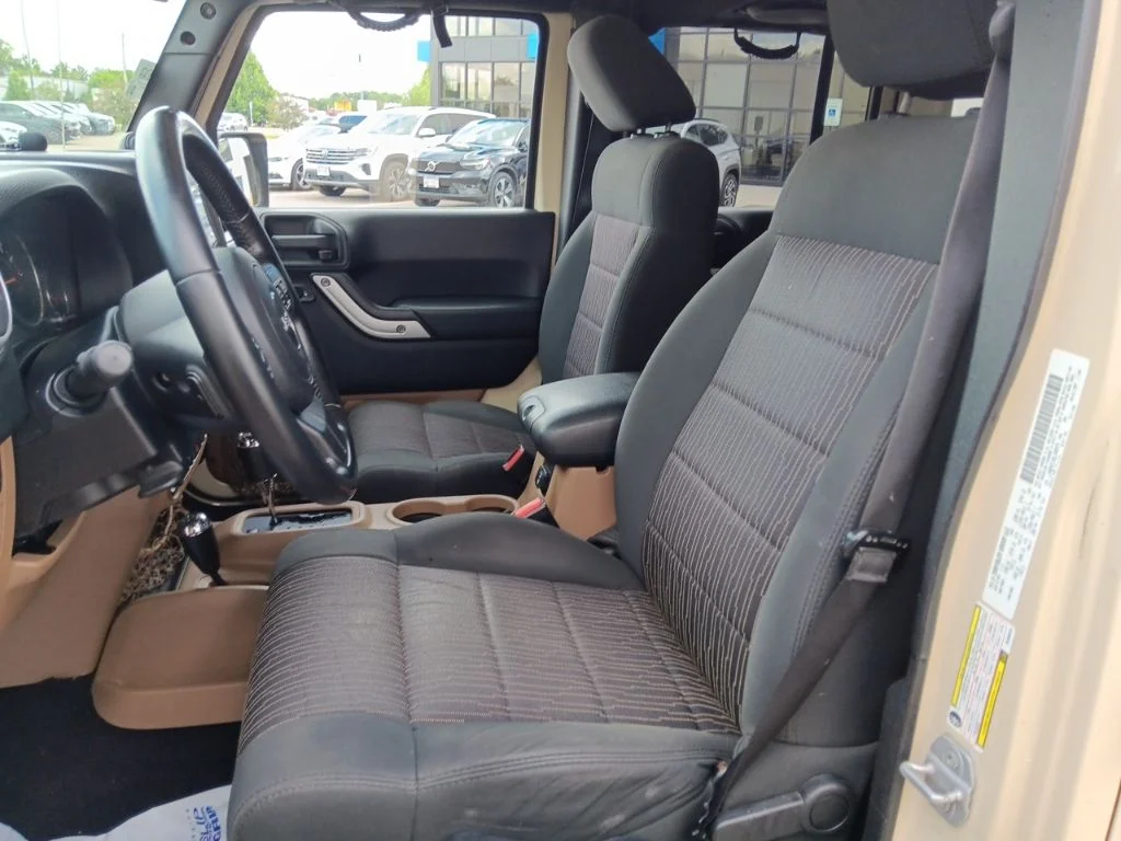 Used 2011 Sahara Tan Clearcoat Jeep Unlimited Rubicon image 25