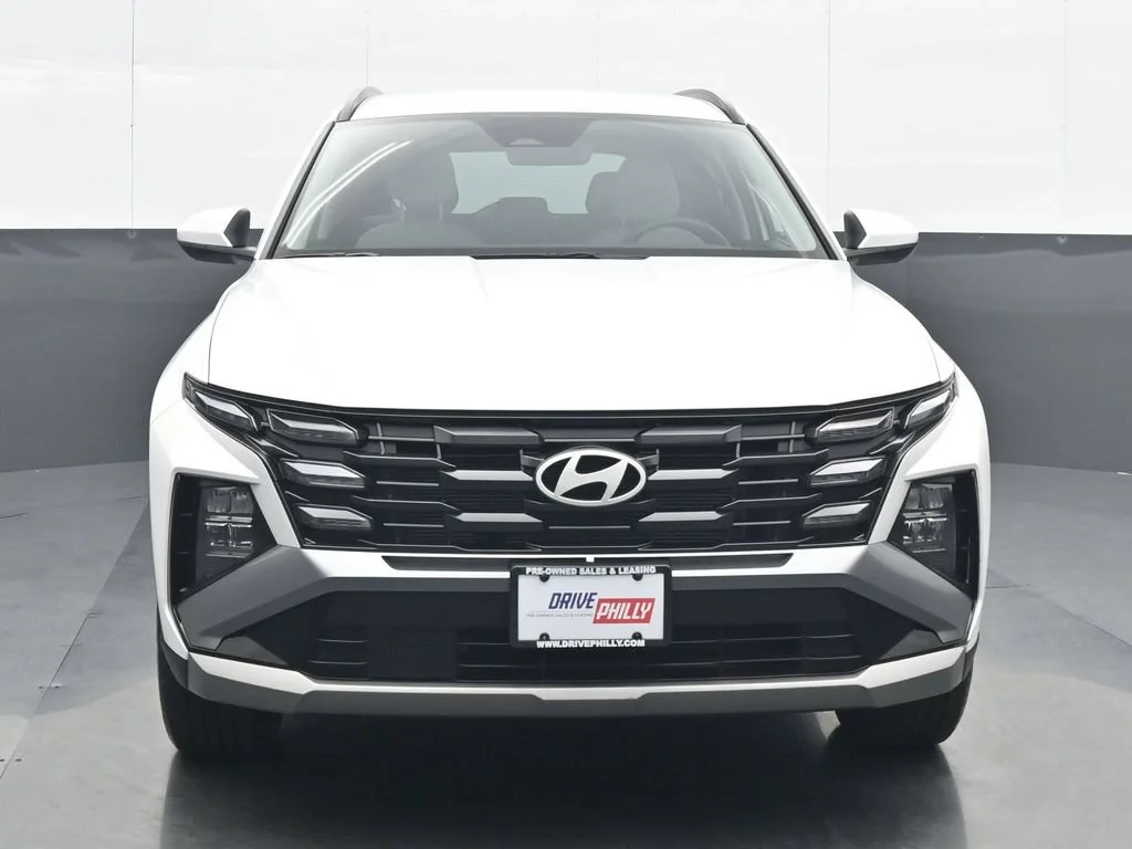 Used 2025 White Hyundai SEL image 1