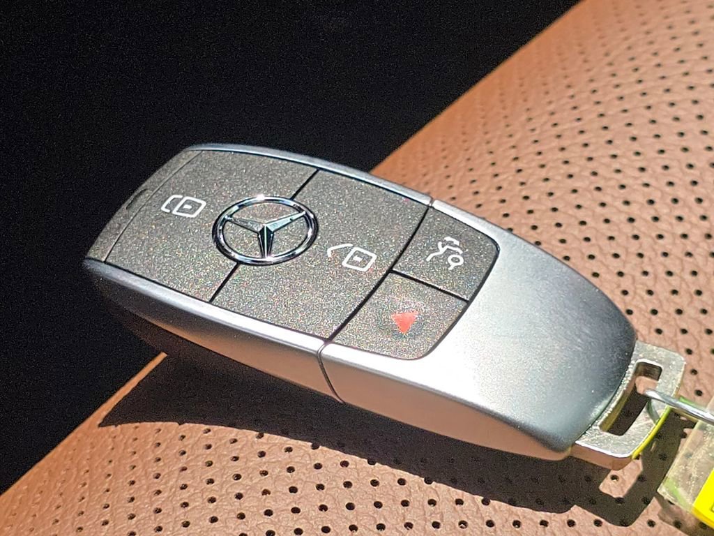 New 2026 MANUFAKTUR Moonlight White Metallic Mercedes-Benz GLE 450 Coupe image 80
