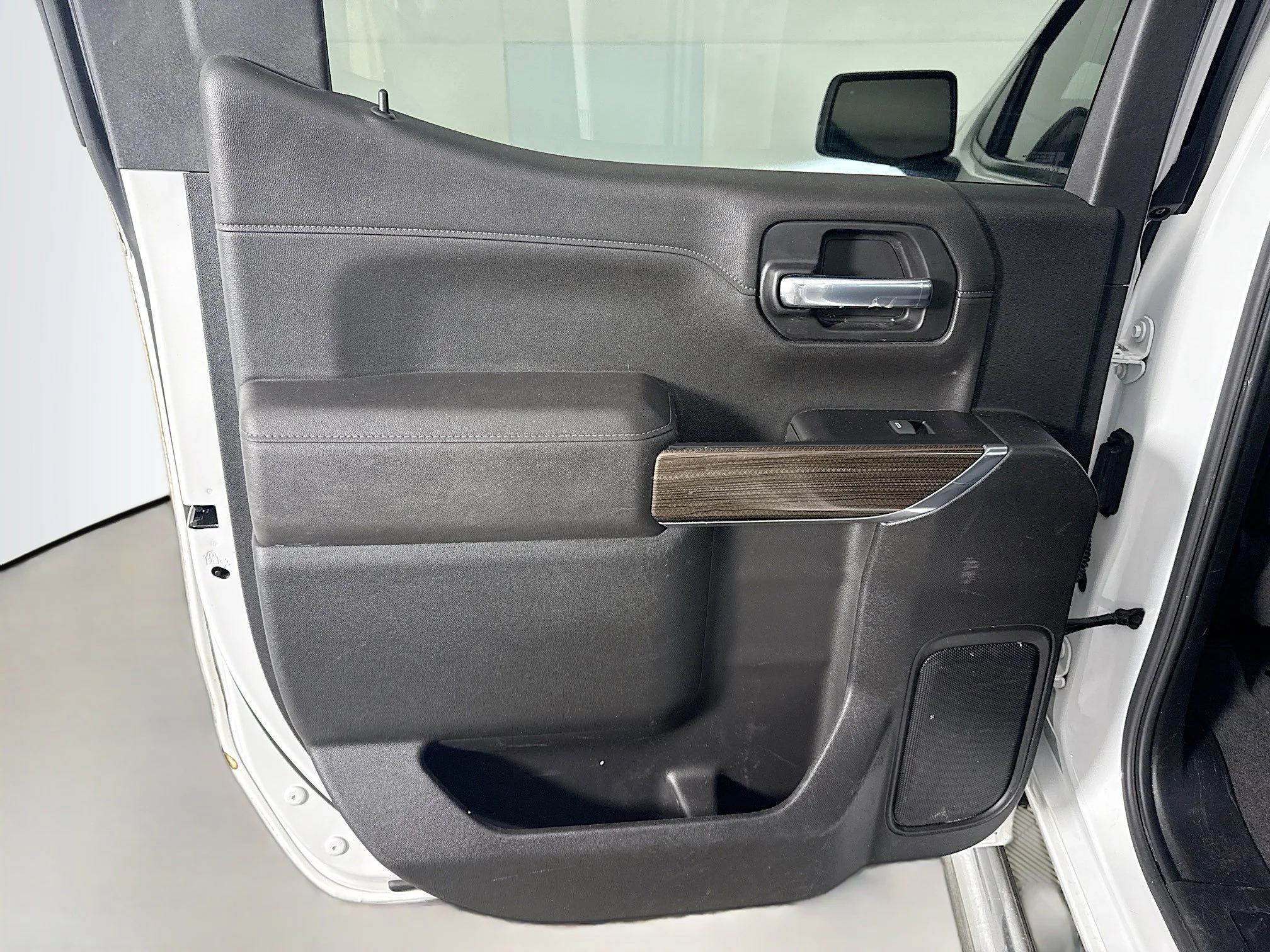 Used 2022 Summit White Chevrolet RST image 22