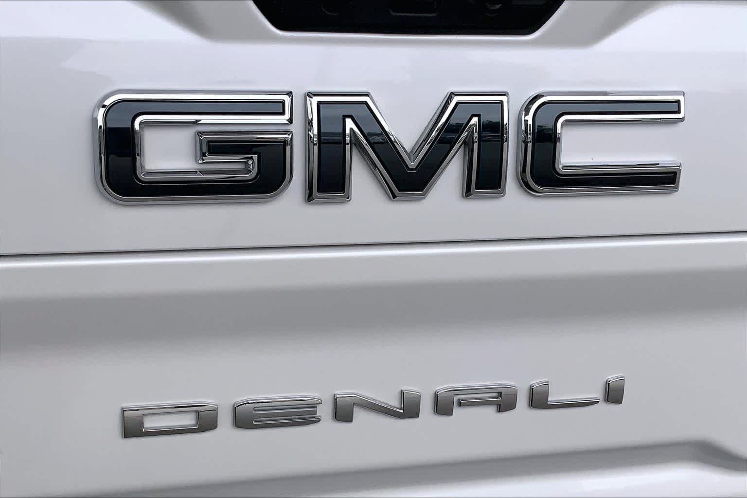 Used 2025 White Frost Tricoat GMC Denali Ultimate image 31