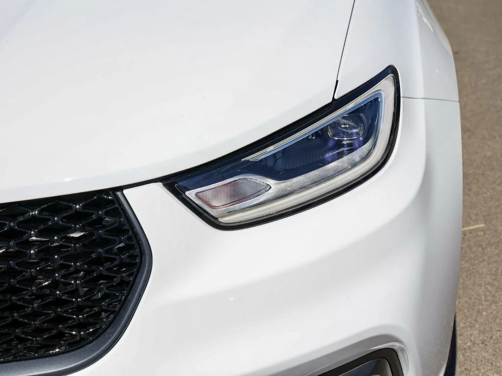 New 2026 Bright White Clear-Coat Exterior Paint Chrysler Select image 9