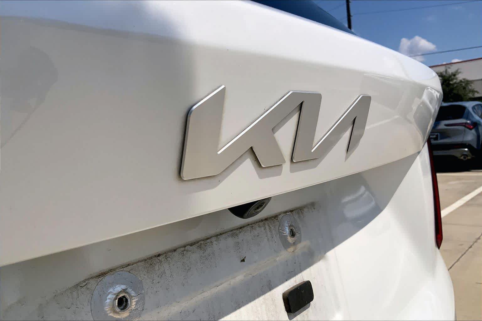 Used 2024 Snow White Pearl Kia EX image 10