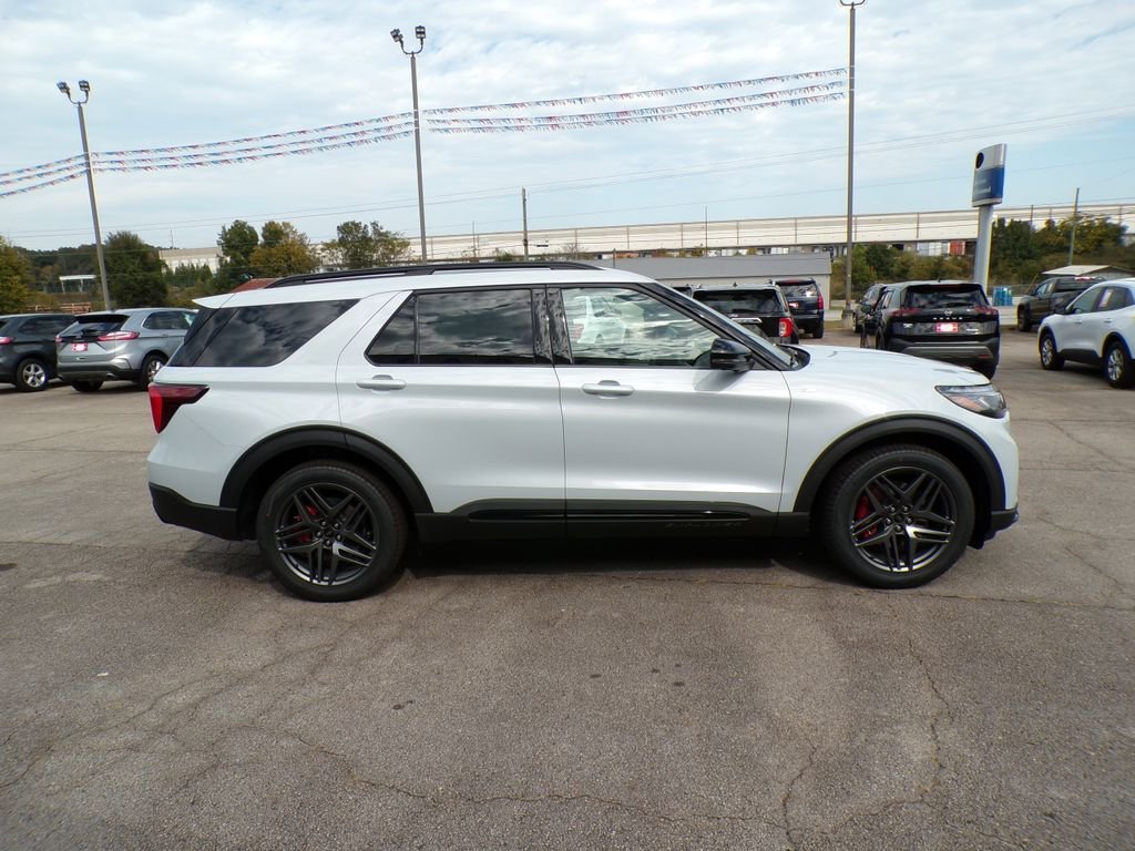 New 2026 Space White Metallic Ford ST-Line image 8