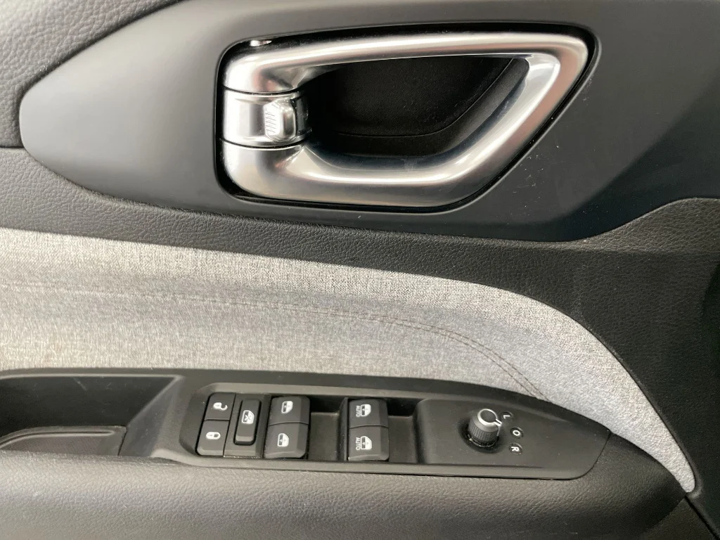 Used 2022 Granite Crystal Metallic Clear Coat Jeep Latitude Lux image 22