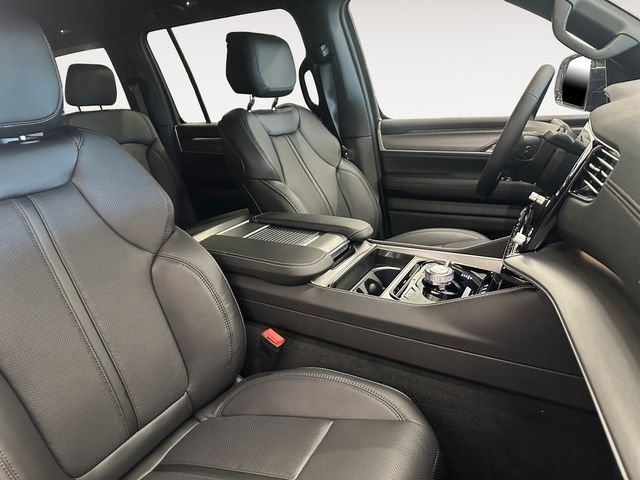 New 2026 Bright White Clear-Coat Exterior Paint Jeep Limited Altitude image 15