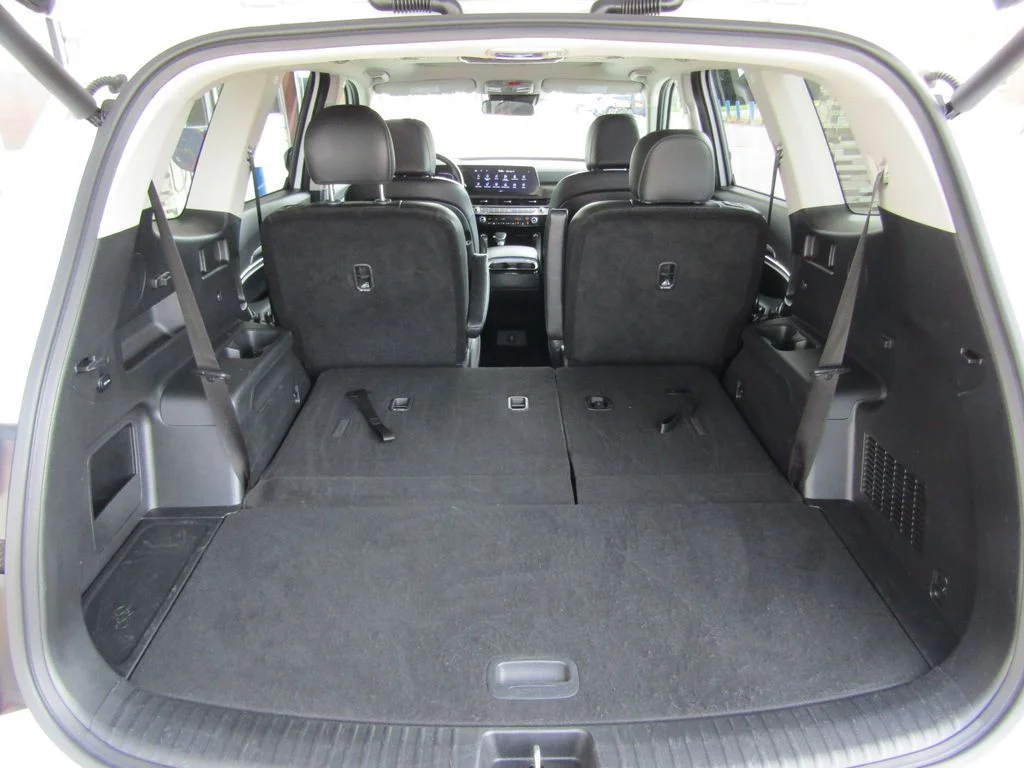Used 2025 White Kia S image 34