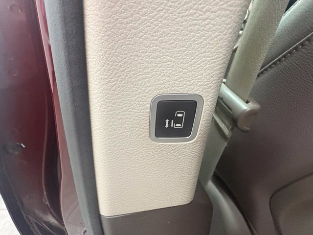 Used 2017 Red Chrysler Touring L image 13