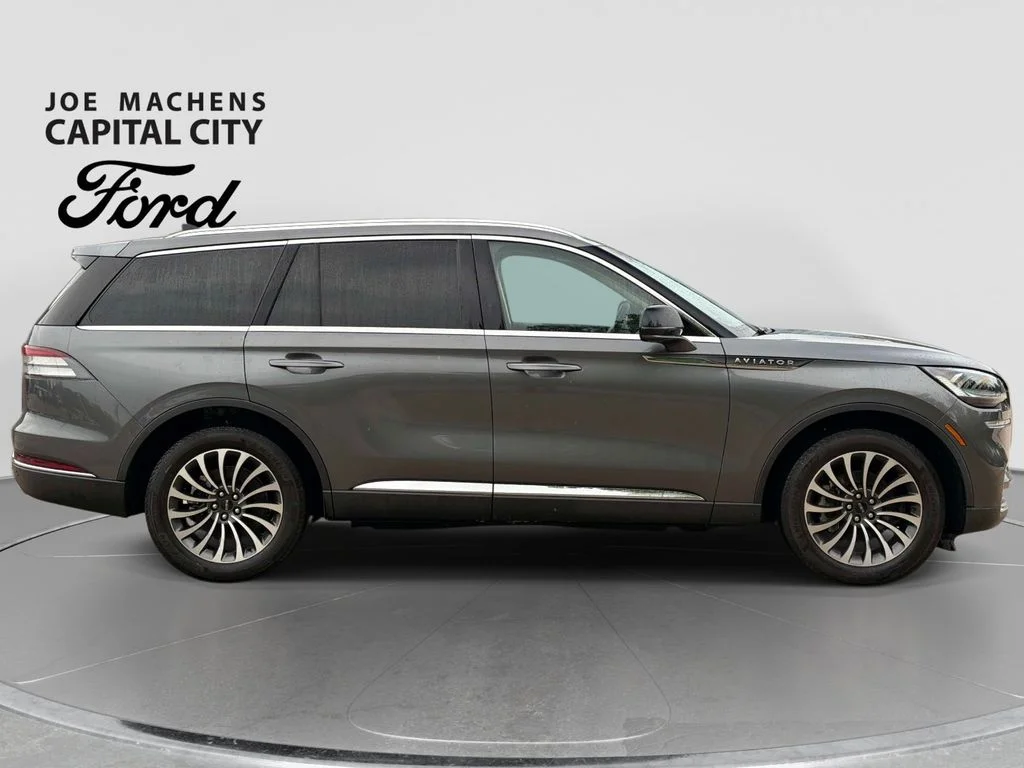Used 2023 Metallic Lincoln Standard image 3