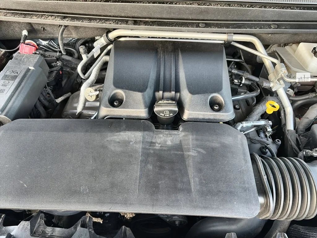 Used 2025 Silver GMC Denali image 31