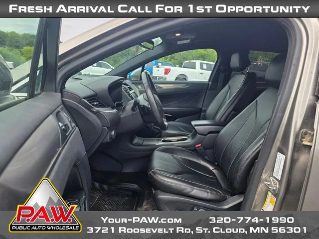 Used 2017 Silver Lincoln Premiere image 9