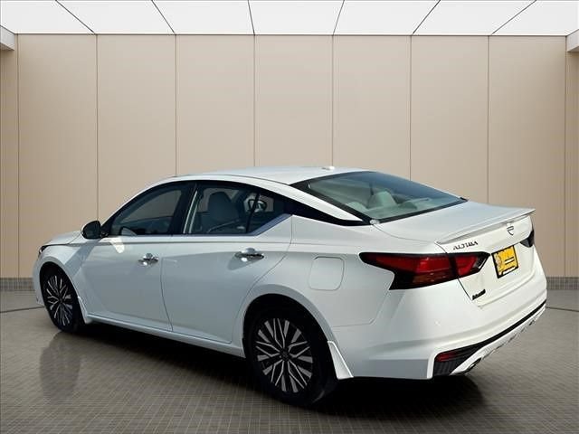 Used 2023 White Nissan 2.5 SV image 4