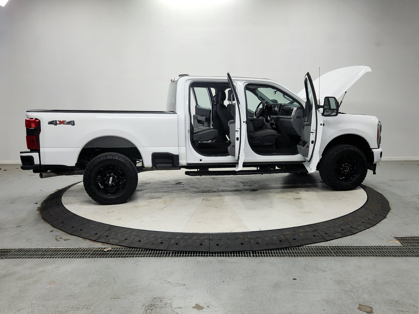 Used 2023 Oxford White Ford XL image 17