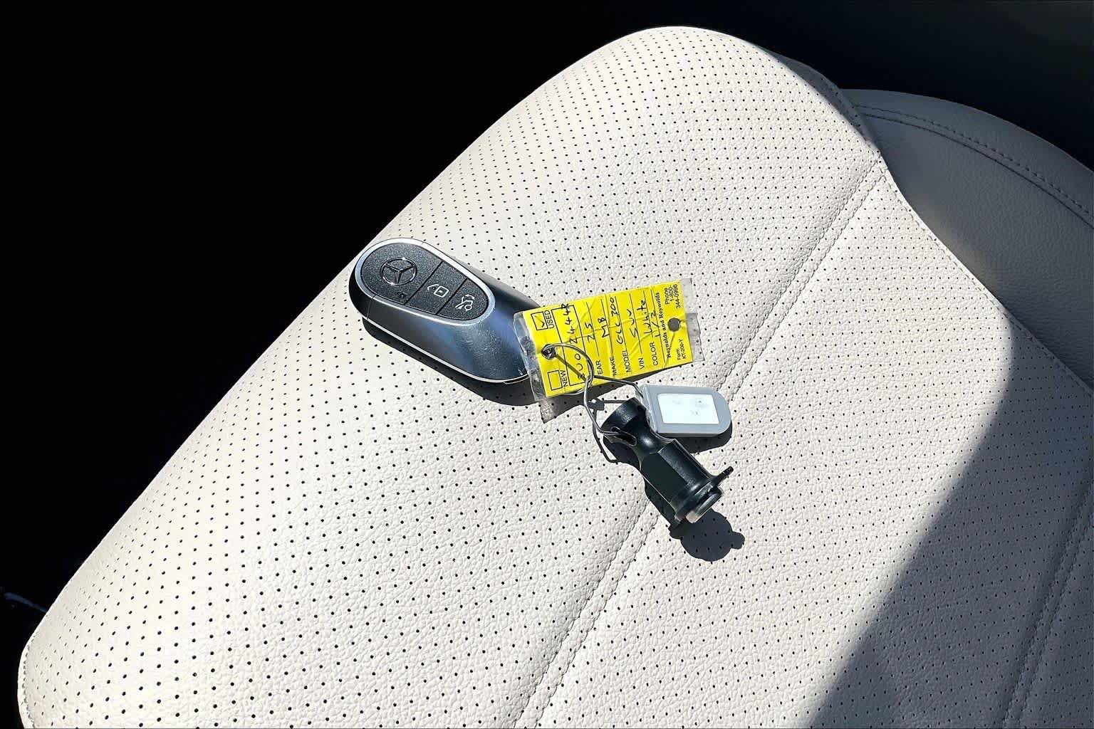Used 2025 Polar White Mercedes-Benz GLC 300 image 29