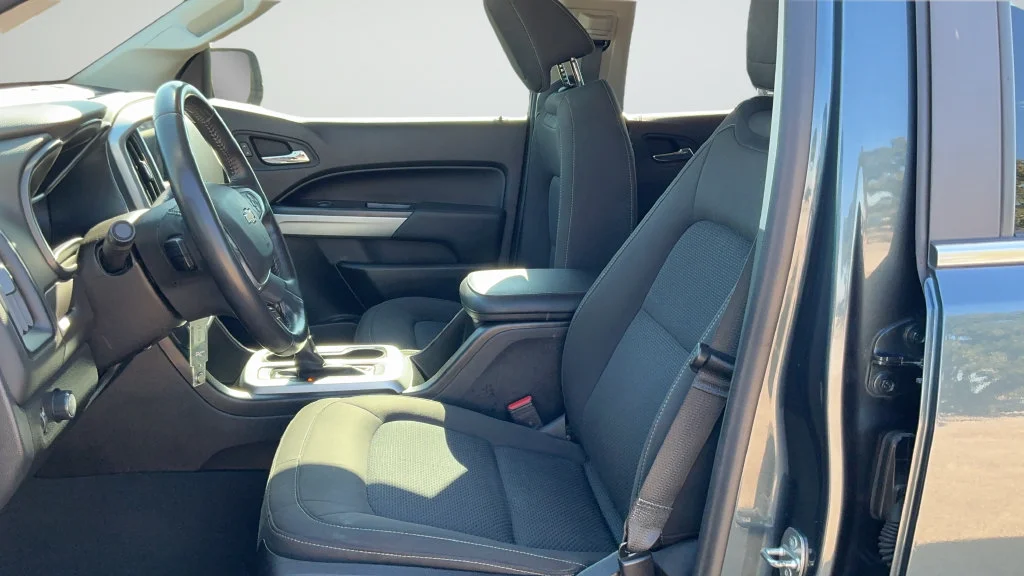Used 2019 SHADOW GRAY METALLIC Chevrolet 2WD LT image 17