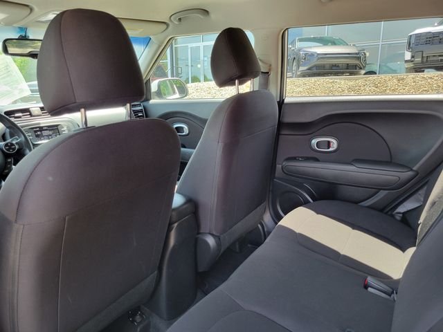 Used 2018 White Kia Base image 22