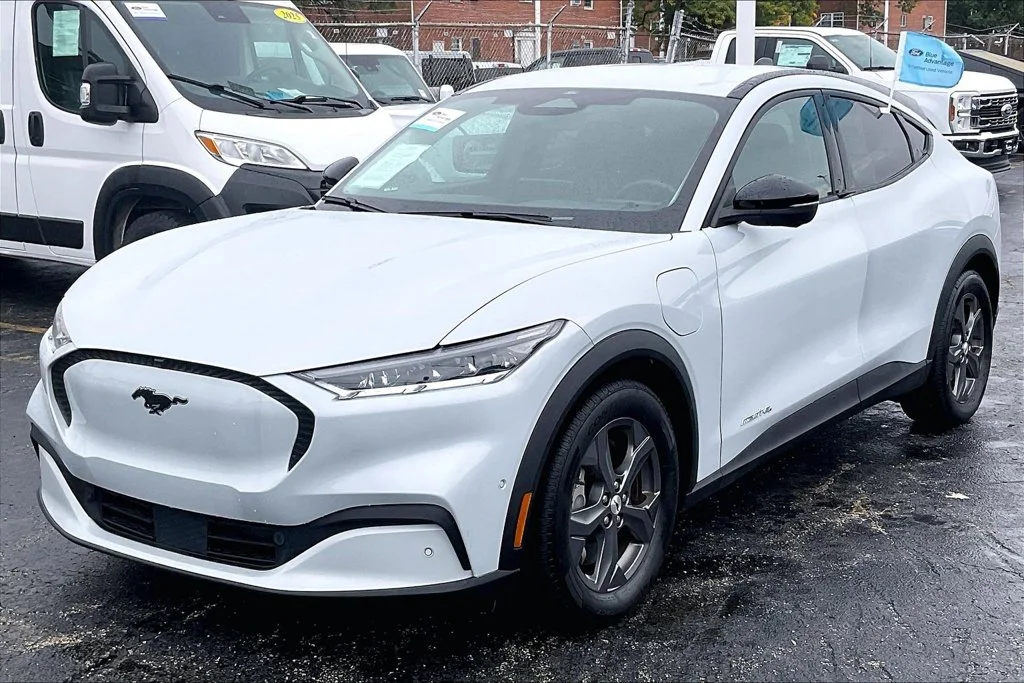 Used 2023 White Ford Select image 11