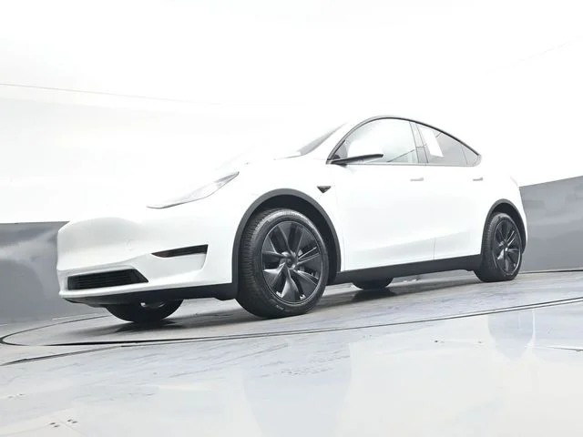 Used 2025  Tesla Long Range image 34