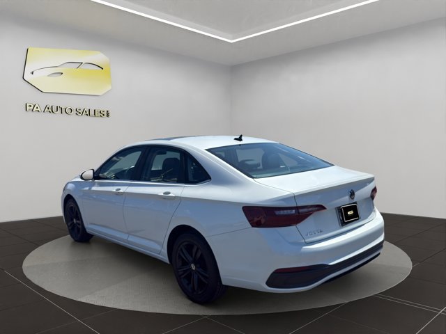 Used 2024 White Volkswagen SE image 5