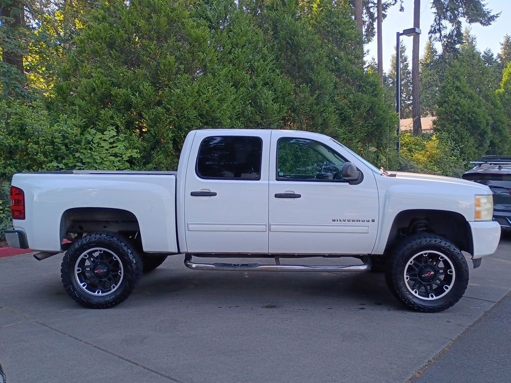 Used 2009 Summit White (Fleet) Chevrolet LT image 3